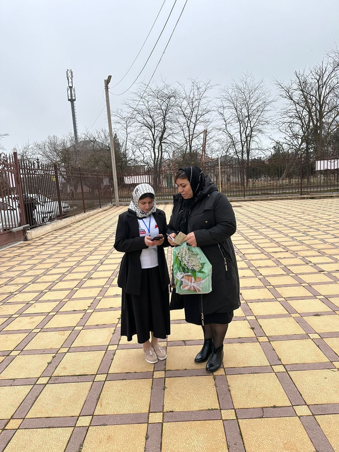 Наши волонтёры помогают горожанам голосовать