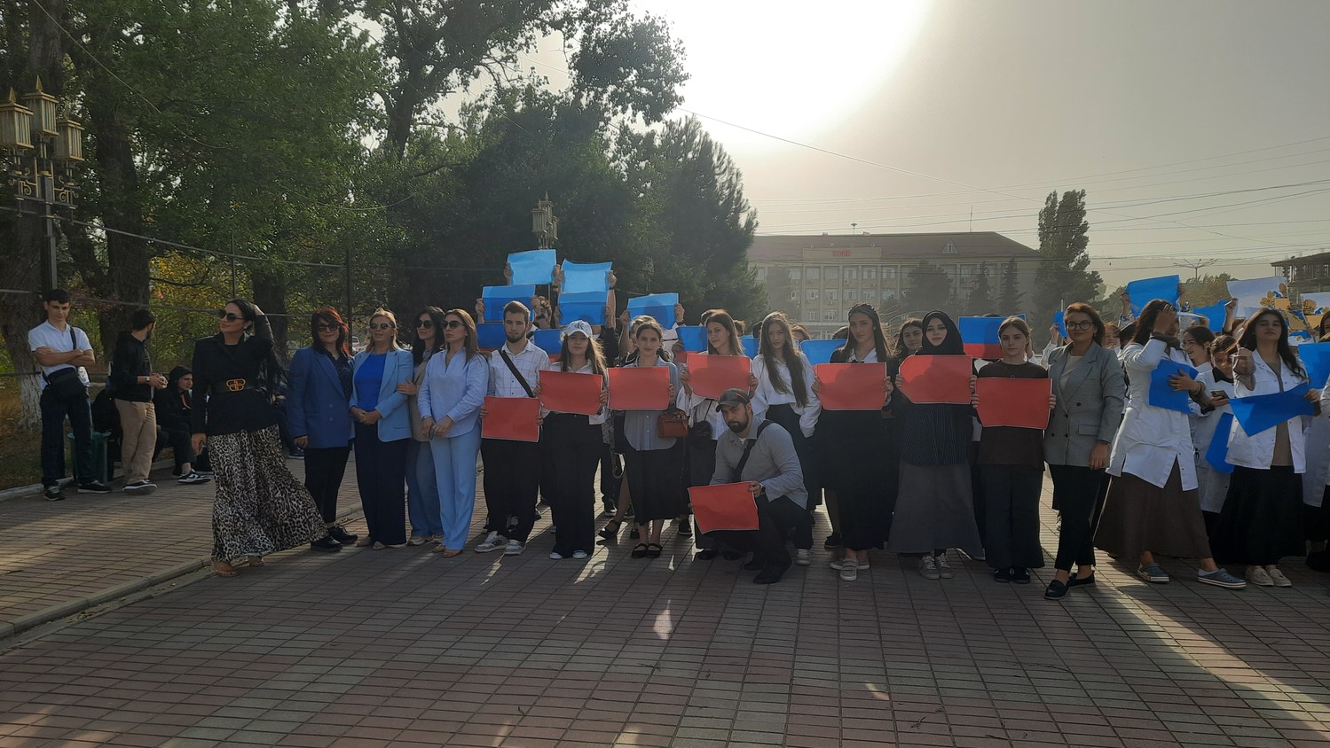 Студенты и преподаватели филиала на флешмобе к Дню воссоединения Донбасса и России