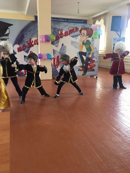 Воспитанники детского сада поздравили студентов с праздником Весны и Труда